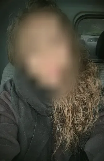 Esra, 24